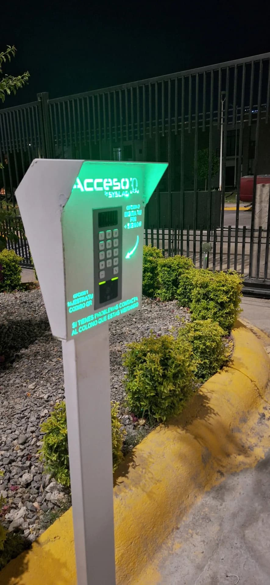 Módulo de acceso vehicular con iluminación verde